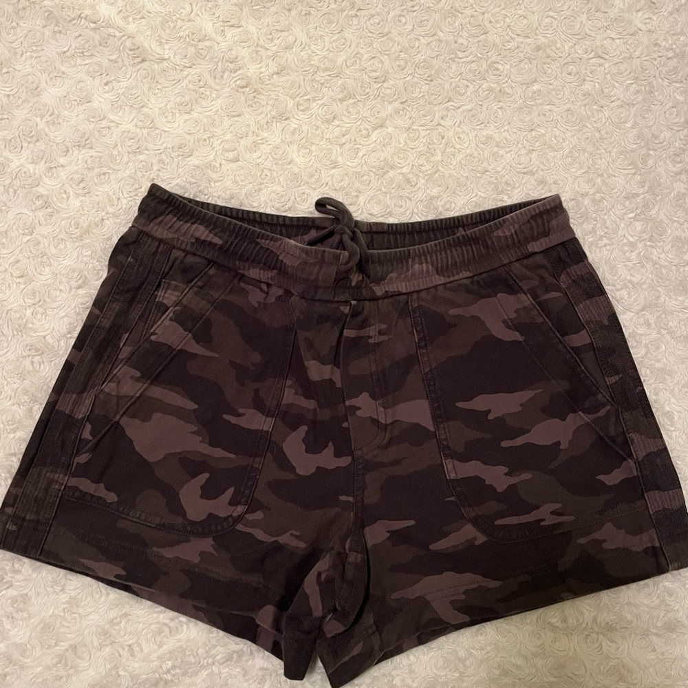 Athleta farallon camo shorts